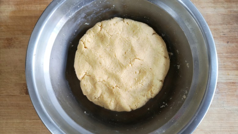 鱼锅片片,将所有粉混合均匀盖保鲜膜醒发半小时。
