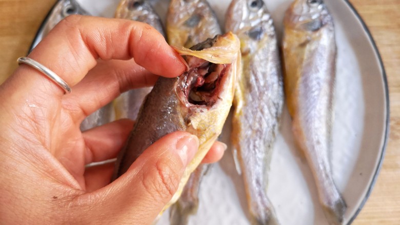 鱼锅片片,黄花鱼用厨房多用剪去鳞，去腮，内脏可以跟腮一起撕扯出来（保持鱼身体完整）。