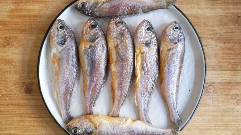鱼锅片片,将洗净后的鱼晾干（或者用厨房纸吸入鱼表面水分，防止在烹饪时爆油）。