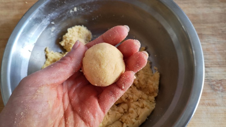鱼锅片片,取适量醒发好的玉米面团搓成圆球。
