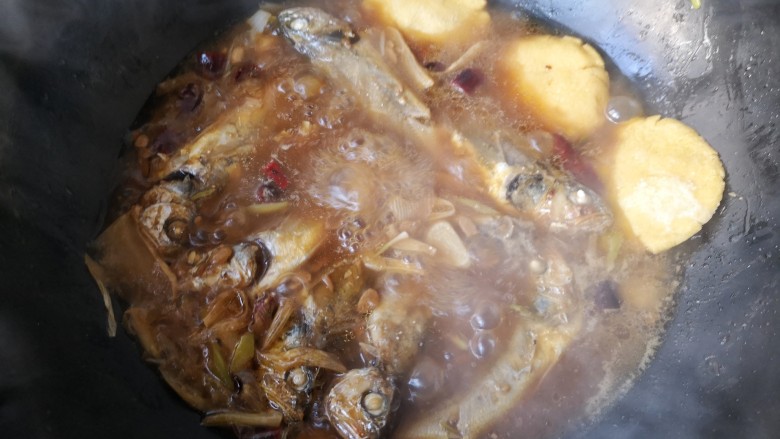 鱼锅片片,贴在锅内壁，和鱼一起炖20分钟就熟了，起锅前根据个人口味适量加入盐调味。