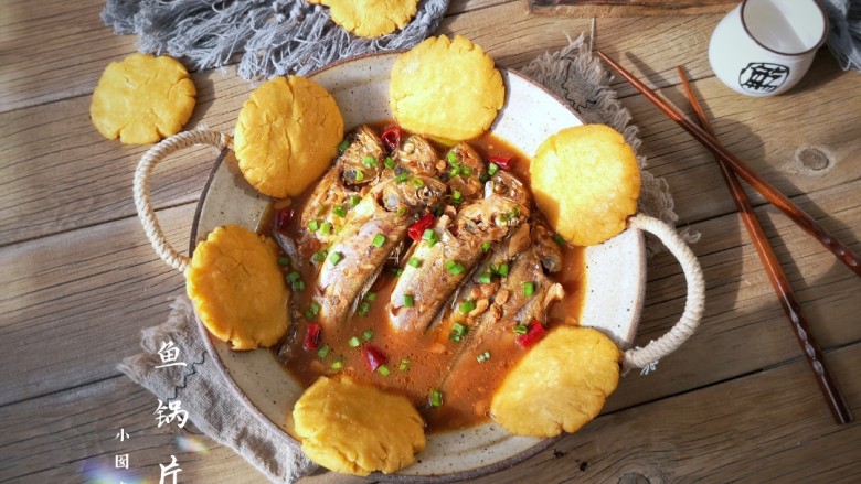鱼锅片片,饭店里一般是连锅一起端上桌食用。自己家里，就盛出来了。