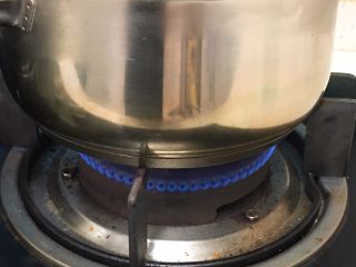 奶油泡芙,煤气灶中火加热。