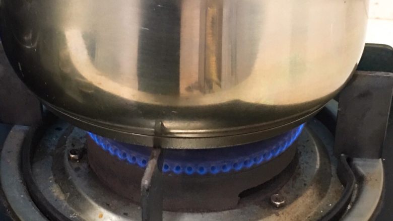 奶油泡芙,煤气灶中火加热。