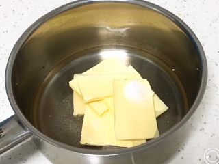 奶油泡芙,黄油、清水、盐和细砂糖放入锅中。