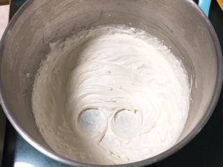 奶油泡芙,用打蛋器打至硬性发泡，奶油霜不流动状态。