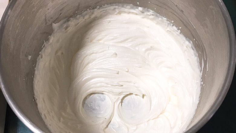 奶油泡芙,用打蛋器打至硬性发泡，奶油霜不流动状态。