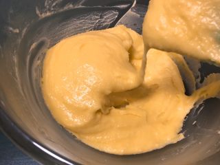 奶油泡芙,鸡蛋液分四次加入翻拌，每次都要融合再加。