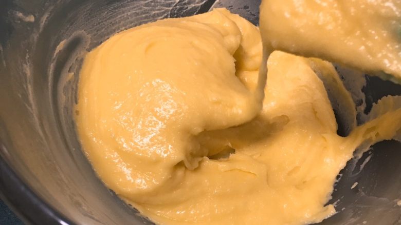 奶油泡芙,鸡蛋液分四次加入翻拌，每次都要融合再加。