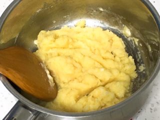 奶油泡芙,稍微冷却后过筛低筋粉，用竹勺子翻拌至结团。