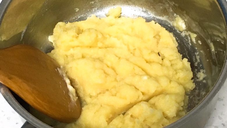 奶油泡芙,稍微冷却后过筛低筋粉，用竹勺子翻拌至结团。