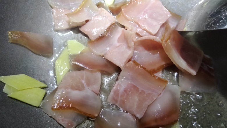 火腿蟹味菇,锅内放入冷油，生姜下锅煸香，再放入火腿片小火慢慢煸，把火腿的香味和盐分煸出来。