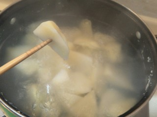不输KFC的红闷土豆,到筷子可以轻松插进土豆就可以了。