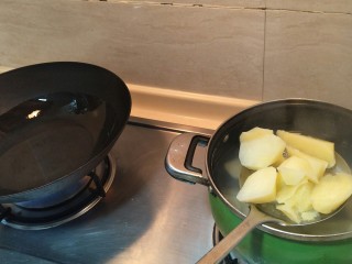不输KFC的红闷土豆,在另一个锅子里倒油，把土豆沥干水分倒到锅中。