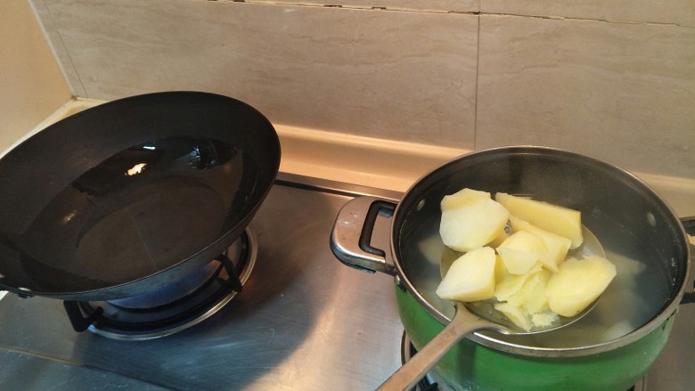 不输KFC的红闷土豆,在另一个锅子里倒油，把土豆沥干水分倒到锅中。