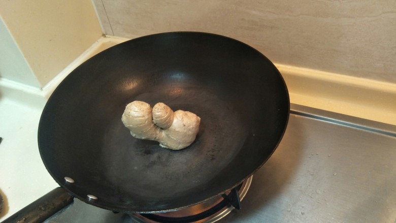 美味葱烤河鲫鱼,大火把锅烧热以后，拿姜擦一遍锅子。这样不粘鱼皮。