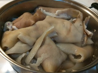 新文美食  凉拌猪皮冻,猪皮煮开锅捞出来过凉水，去掉里面的白肉。