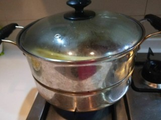 新文美食  凉拌猪皮冻,大火烧开转小火慢炖两个小时以上，熬制汤汁浓稠即可。