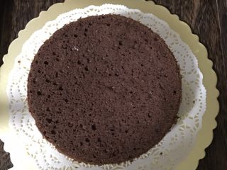 6寸巧克力裸蛋糕,盖上第二片蛋糕片