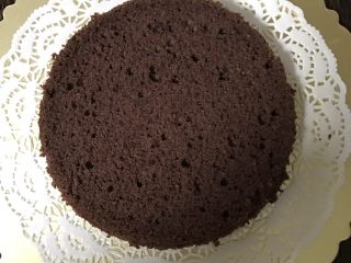 6寸巧克力裸蛋糕,放上一片蛋糕片