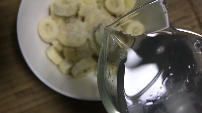 冰糖蒸香蕉（治咳嗽秘方）,加小半碗饮用水