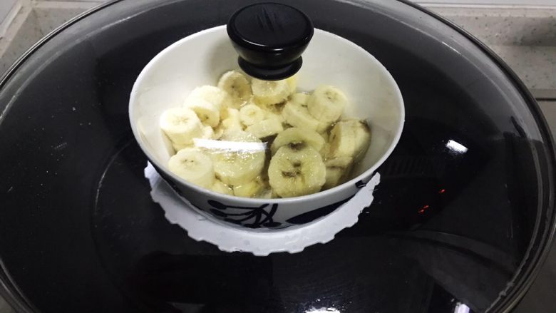冰糖蒸香蕉（治咳嗽秘方）,放入碗，盖上锅盖，大火开煮