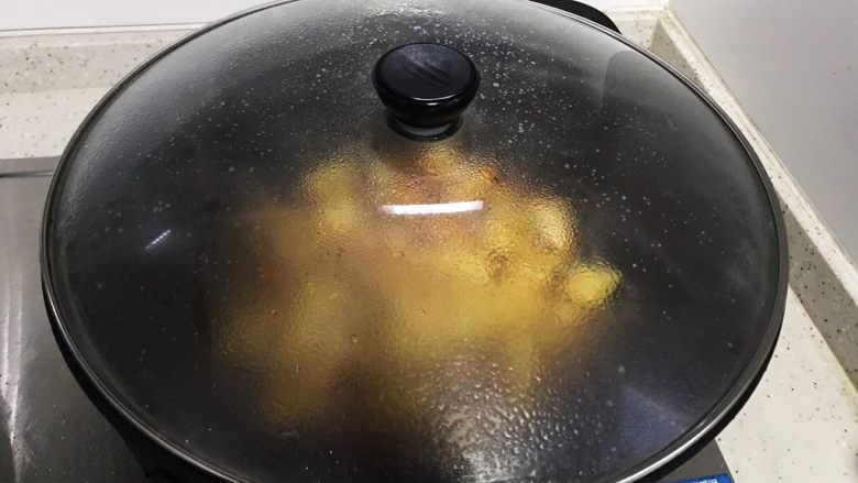 油焖冬笋,盖上锅盖，转小火，焖煮1分钟