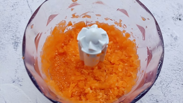 酸辣可口的【酸汤饺子】,胡萝卜切片放入搅拌机，也搅成末。