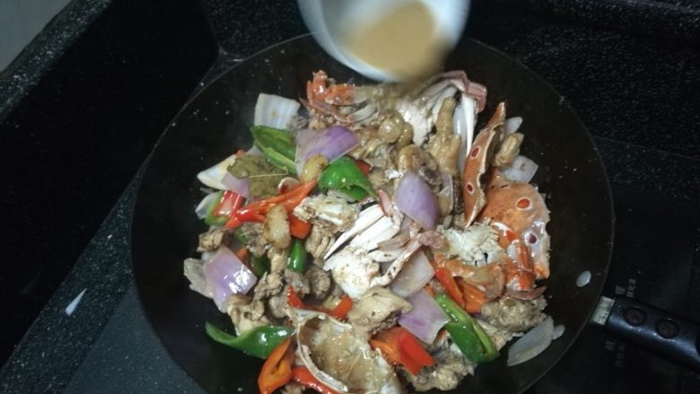 鸡蟹煲,把芡汁放入菜中，等它煮开