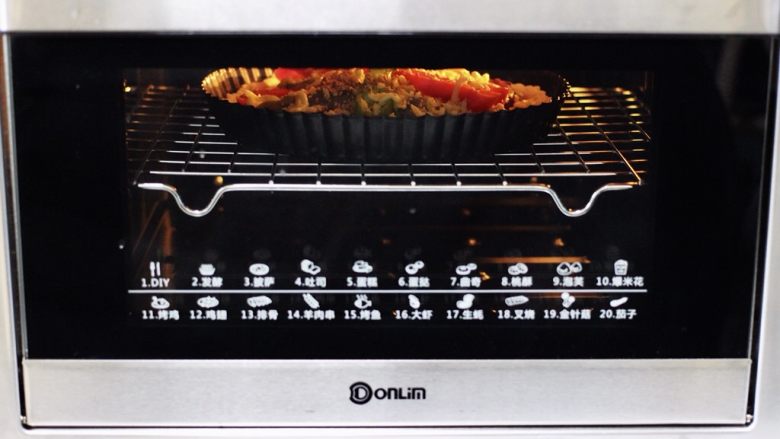 海虾杂蔬披萨,烤箱启动披萨功能，上管190度，下管175度烤制20分钟。（烤箱时间及温度仅供参考）