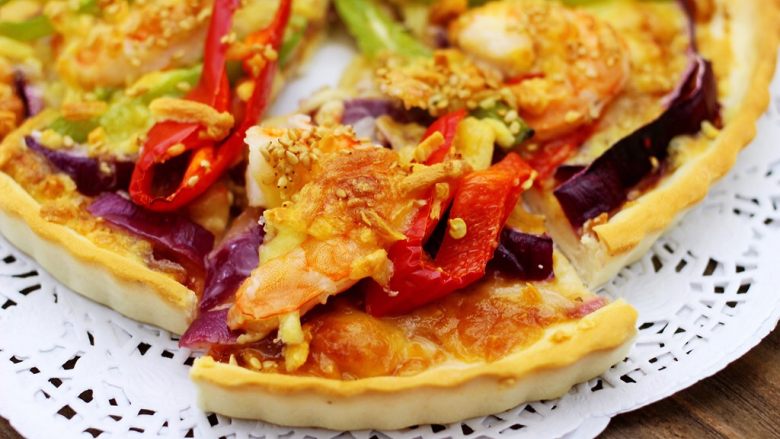 海虾杂蔬披萨,香酥脆皮的披萨出炉咯，取出烤盘脱模即可享用咯。