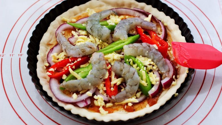 海虾杂蔬披萨,再把腌制好的海虾铺到上面。