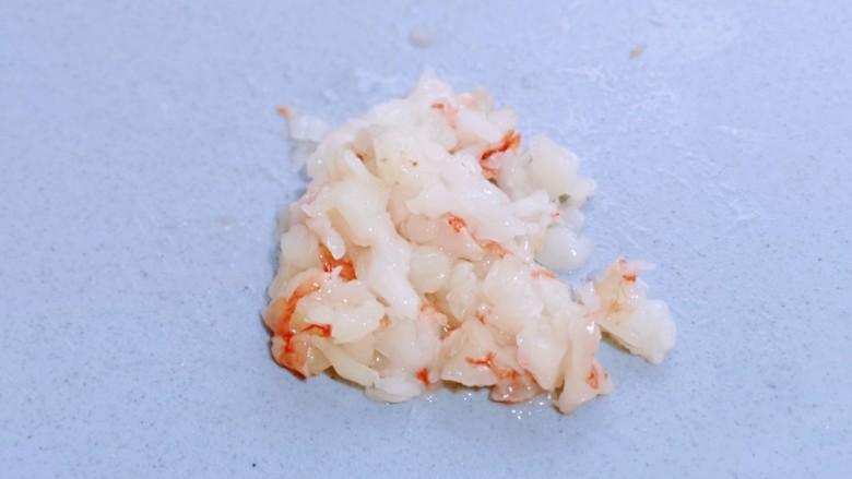 虾蓉蒸冬瓜,化冻的红虾去皮，去虾线，再切碎。