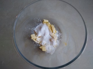 红薯饼干,黄油切小块软化后加入糖粉