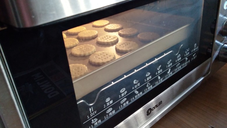 红薯饼干,放入预热到160度的东菱烤箱中下层，烘烤20分钟左右