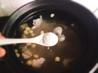 煲汤+花生枸杞子猪肚汤,加入盐