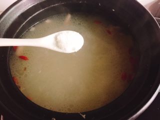 煲汤+花生枸杞子猪肚汤,味精