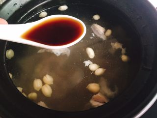 煲汤+花生枸杞子猪肚汤,福建老酒也叫料酒