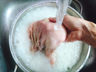 煲汤+花生枸杞子猪肚汤,最后再用水冲洗