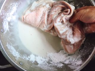 煲汤+花生枸杞子猪肚汤,倒入猪肚中反复揉搓，象洗衣服一样手法