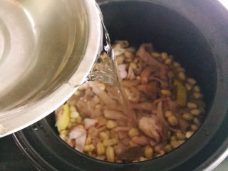 煲汤+花生枸杞子猪肚汤,注入清水，切记水要一次性加足