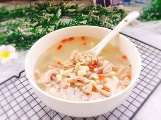 煲汤+花生枸杞子猪肚汤,成品图