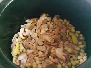 煲汤+花生枸杞子猪肚汤,混合好