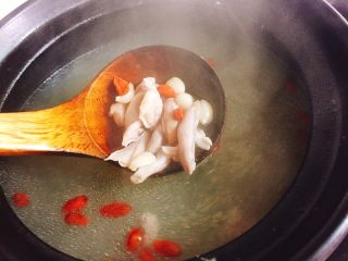 煲汤+花生枸杞子猪肚汤,美味的猪肚花生汤就煲好了