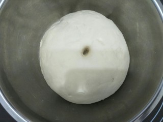 生煎包,面团发酵到原来的两倍大时拿出来揉一下排气。