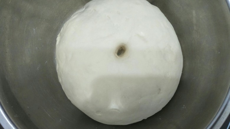 生煎包,面团发酵到原来的两倍大时拿出来揉一下排气。