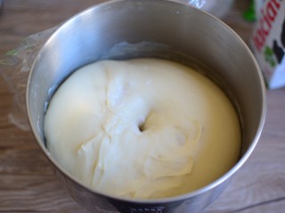 火腿肠葱香面包,盖保鲜膜，发酵到原面团二倍大