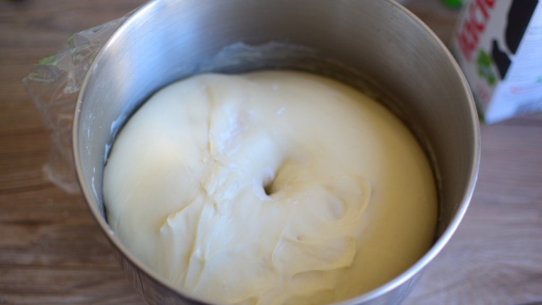 火腿肠葱香面包,盖保鲜膜，发酵到原面团二倍大