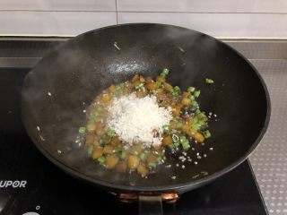 豆角焖饭,大米淘洗干净下锅翻炒