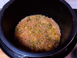 豆角焖饭,蒸熟后焖5分钟，开盖搅匀